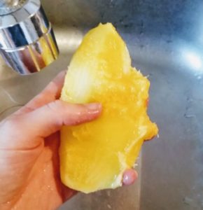 Eine Mango schneiden ist eine Herausforderung. In meinem Tutorial lernt ihr das und noch viel mehr.