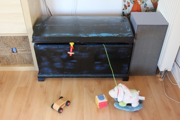 Upcycling für Anfänger: Einfach die alte Spielzeugtruhe aus der Kindheit abschmirgeln und fertig.