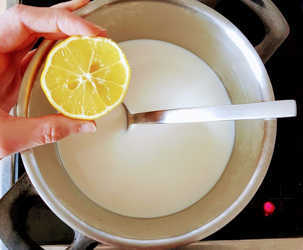Milch und Zitrone reichen aus, um Frischkäse selber zu machen.