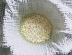 Nun müsst ihr noch den Frischkäse von der Molke trennen. Am besten mit einem Tuch.