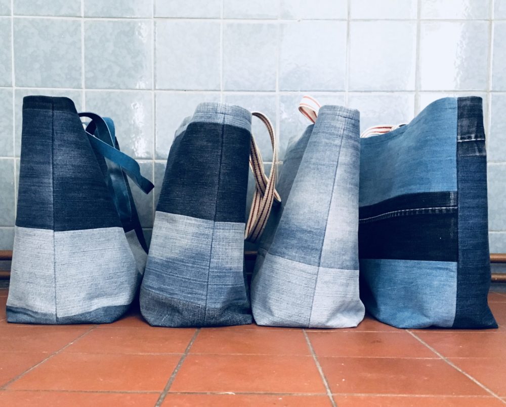 Diese Handtaschen waren mal Jeans. Upcycling Mode von Gerda Tetzlove.